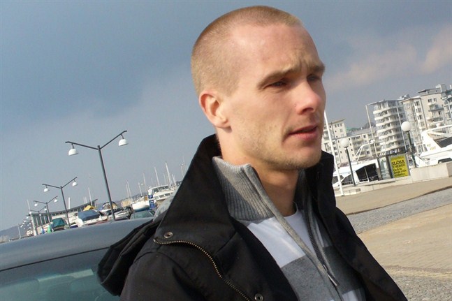 Efter 25 år i Jaro flyttade Fredrik Svanbäck till Helsingborgs IF efter säsongen 2004, när äldsta barnet Adrian föddes. Han är nu uttagen till Finlands U18-landslag.